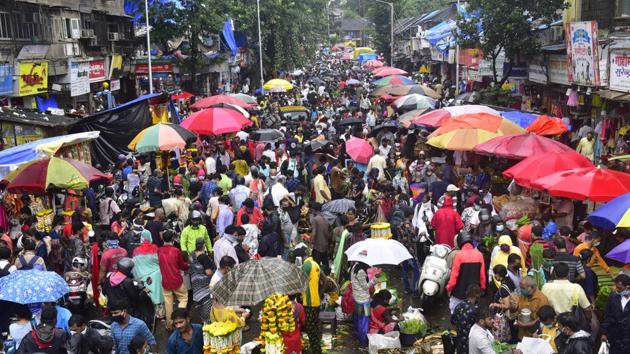 Dadar market saw a huge crowd as people jostled to make purchases for Ganeshotsav celebrations.(Anshuman Poyrekar/HT Photo)