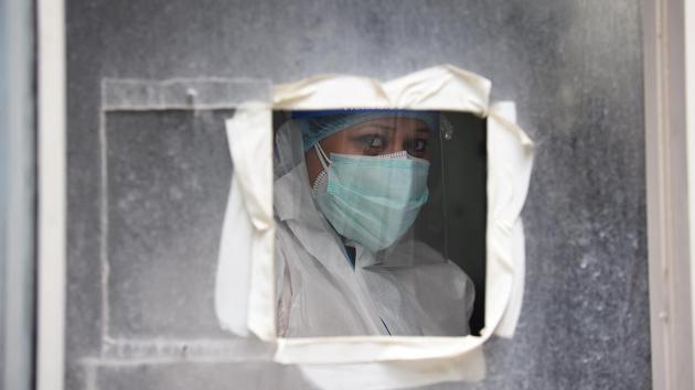 A health worker looks on from inside a kiosk while collecting swab samples for coronavirus tests at Mayur Vihar Dispensary in New Delhi on August 29. India is also registering continuous progress on the recovery front and a reduction in the fatality rate. In the past five months, more than 75% of Covid-19 cases have recovered and the proportion of active cases is less than 25% now. (Raj K Raj / HT Photo) A health worker looks on from inside a kiosk while collecting swab samples for coronavirus tests at Mayur Vihar Dispensary in New Delhi on August 29. India is also registering continuous progress on the recovery front and a reduction in the fatality rate. In the past five months, more than 75% of Covid-19 cases have recovered and the proportion of active cases is less than 25% now. (Raj K Raj / HT Photo)