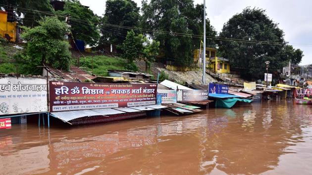 A view of a market submerged in floodwater after heavy rain in Jabalpur on August 28. Districts in central India, the southern peninsula and in the west are now in severely or extremely wet categories, as measured by the standard precipitation index (SPI) for the cumulative monsoon period since June 1. (AN)