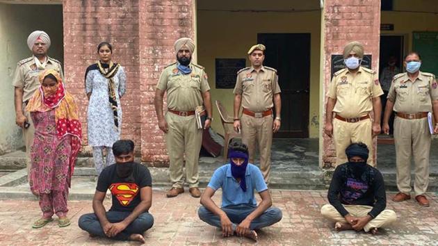 The two accused and their accomplices in the custody of Sidhwan Bet police in Ludhiana on Friday. (HT Photo) The two accused and their accomplices in the custody of Sidhwan Bet police in Ludhiana on Friday. (HT Photo)