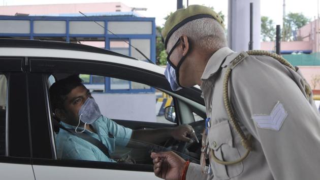 A traffic policeman checks a vehicle. The police said that none of the car’s owners, except the original one, registered the car in their name, and this was why Amandeep allegedly refused to halt when signalled.(HT Photo)