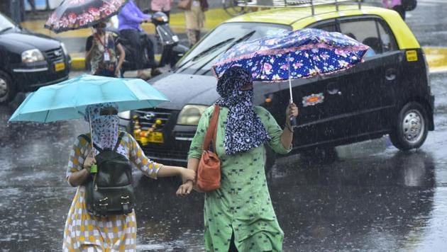 The weather bureau said the city and suburbs could witness moderate to heavy rain with the possibility of very heavy rain across isolated areas.(ANSHUMAN POYREKAR/HT PHOTO.)