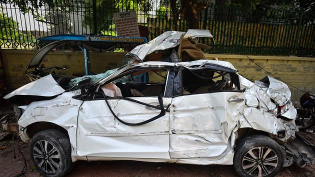 The car reportedly overturned while speeding on the Vikaspuri flyover and injured the 2 occupants. (Sanchit Khanna/HT PHOTO) The car reportedly overturned while speeding on the Vikaspuri flyover and injured the 2 occupants. (Sanchit Khanna/HT PHOTO)