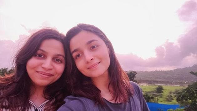 Alia and Shaheen Bhatt in a selfie shared by Alia on her official Instagram account.(@aliaa08/Instagram)