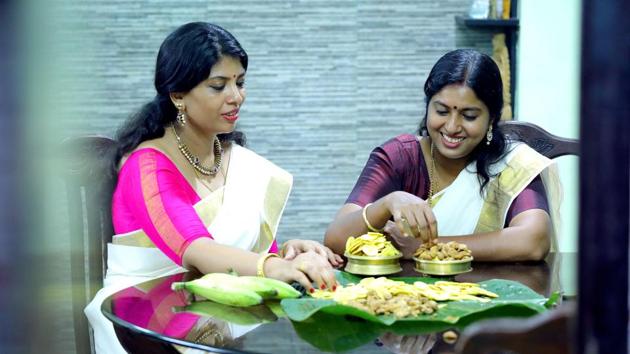 Women prepare banana chips for the festival of Onam in Thiruvananthapuram, Kerala.(Vivek Nair/HT photos)