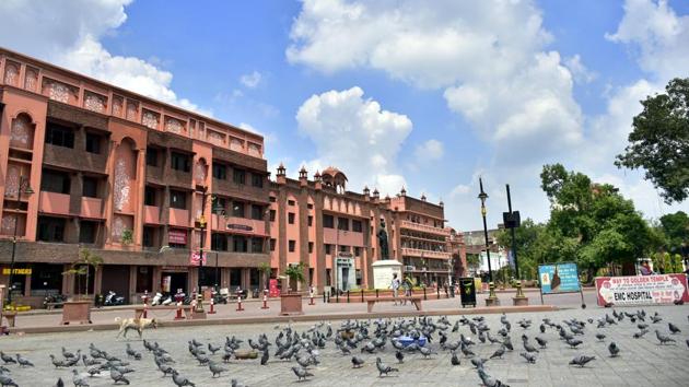 Pigeons flocking at Heritage Street during weekend lockdown in Amritsar on August 30. Amid India’s current position, the Union Health Ministry on August 30 said that case fatality rate (CFR) has been low when compared to the global average. It is on a continuous decline and currently stands at 1.79%, the health ministry said. (Sameer Sehgal / HT Photo)