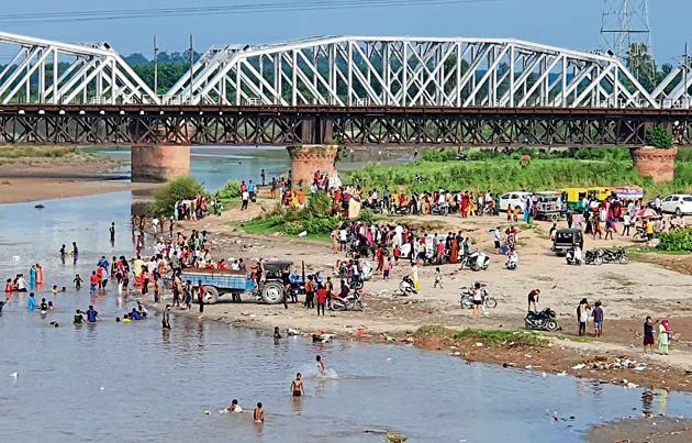 People gathered on the banks of Sutlej river to immerse idols of Lord Ganesha in Ludhiana on Sunday. (HT PHOTO) People gathered on the banks of Sutlej river to immerse idols of Lord Ganesha in Ludhiana on Sunday. (HT PHOTO)