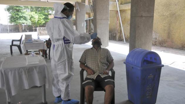 According to the union health ministry’s dashboard, India’s Covid-19 tally on Friday went over 3.4 million after 76,472 cases and 1,021 deaths were registered in the last 24 hours. (Sunil Ghosh/HT Photo) According to the union health ministry’s dashboard, India’s Covid-19 tally on Friday went over 3.4 million after 76,472 cases and 1,021 deaths were registered in the last 24 hours. (Sunil Ghosh/HT Photo)
