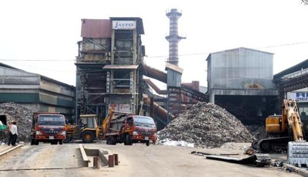 MC had taken over the waste processing plant from Jaypee Group on June 19 and has been running it since.(HT File Photo) MC had taken over the waste processing plant from Jaypee Group on June 19 and has been running it since.(HT File Photo)
