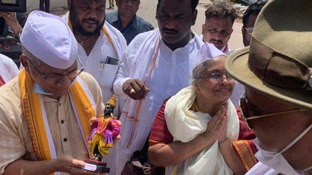 Prakash Ambedkar arrived at the Shivaji square where a large number of followers accompanied him to enter the temple. (Photo @VBAforIndia)