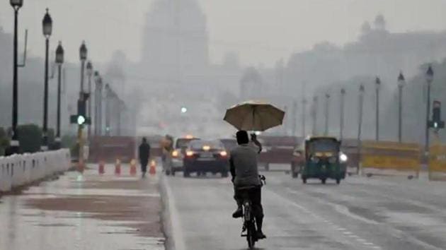 IMD officials said gusty winds and light rainfall in parts of the city are likely to keep the mercury down. (Arvind Yadav/HT PHOTO) IMD officials said gusty winds and light rainfall in parts of the city are likely to keep the mercury down. (Arvind Yadav/HT PHOTO)