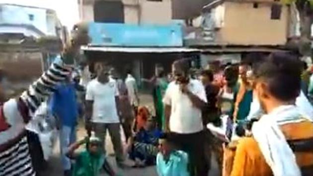 The family members of the deceased have accused police of “torture” and, along with some locals, staged a protest against the police and blocked a road. (Videograb)