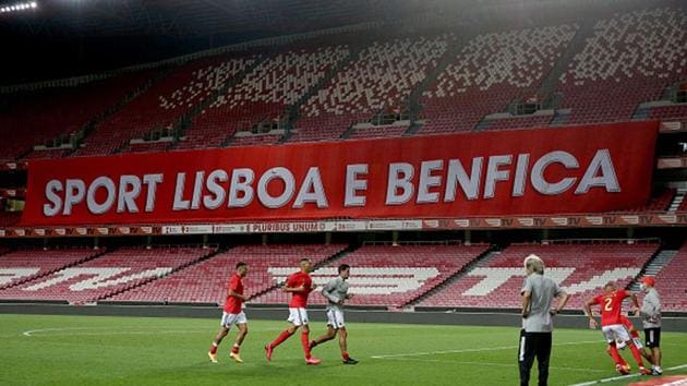 Head coach Jorge Jesus (C ) looks on as some players exercise after the pre-season friendly football match between SL Benfica and AFC Bournemouth.(Getty Images)