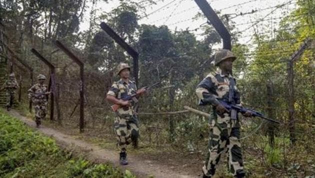 In June and July, the BSF apprehended 104 people allegedly involved in smuggling cases along the border in Bengal’s Murshidabad district.(PTI)