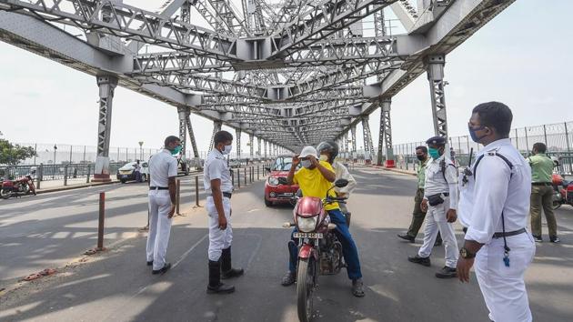 Police personnel screen vehicles on the Howrah Bridge during a biweekly lockdown in Kolkata on August 31. Nearly 70% of all new cases are being reported from just seven states with other states reporting the rest. Maharashtra tops this list of contributors, followed by Andhra Pradesh, and Karnataka. (Ashok Bhaumik / PTI) Police personnel screen vehicles on the Howrah Bridge during a biweekly lockdown in Kolkata on August 31. Nearly 70% of all new cases are being reported from just seven states with other states reporting the rest. Maharashtra tops this list of contributors, followed by Andhra Pradesh, and Karnataka. (Ashok Bhaumik / PTI)