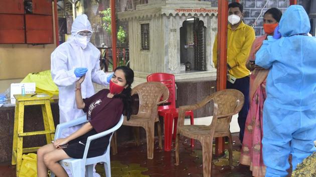 BMC medical staff conduct rapid antigen tests of residents at BDD chawl in Dadar, Mumbai on August 29. After the August 30 spike, the seven-day average of daily cases in the country stands at 73,318, also a new global record, and taking it higher than the seven-day daily case peak recorded in the United States when the number touched 69,330 for the week ending July 25. (Anshuman Poyrekar / HT Photo) BMC medical staff conduct rapid antigen tests of residents at BDD chawl in Dadar, Mumbai on August 29. After the August 30 spike, the seven-day average of daily cases in the country stands at 73,318, also a new global record, and taking it higher than the seven-day daily case peak recorded in the United States when the number touched 69,330 for the week ending July 25. (Anshuman Poyrekar / HT Photo)