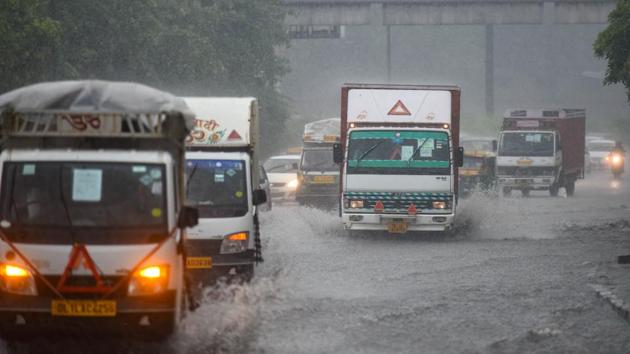 Commuters out in the rain at Kashmere Gate in New Delhi. (Amal KS/HT PHOTO) Commuters out in the rain at Kashmere Gate in New Delhi. (Amal KS/HT PHOTO)