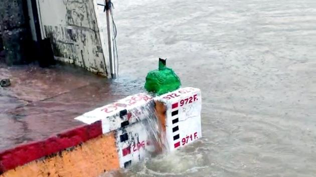 Water level of the Narmada river rises following heavy rainfall in Hoshangabad on Saturday.(ANI)