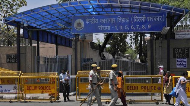 Security personnel guard gate No. 3 of Tihar Jail.(Vipin Kumar/Hindustan Times)