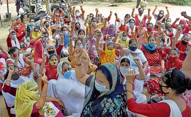 Anganwadi workers staging a protest against the state government outside the office of district programme officer in Shimlapuri on Monday(Gurpreet Singh/HT)