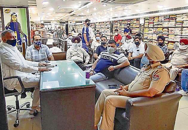Members of Ghumar Mandi Association interacting with police officials regarding odd-even criteria for opening shops in Ludhiana (Gurpreet Singh/HT) Members of Ghumar Mandi Association interacting with police officials regarding odd-even criteria for opening shops in Ludhiana (Gurpreet Singh/HT)