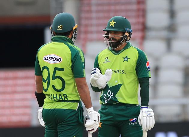 Cricket - Second T20 International - England v Pakistan - Emirates Old Trafford, Manchester, Britain - August 30, 2020 Pakistan's Mohammad Hafeez speaks with Iftikhar Ahmed Lindsey Parnaby/Pool via REUTERS (REUTERS)