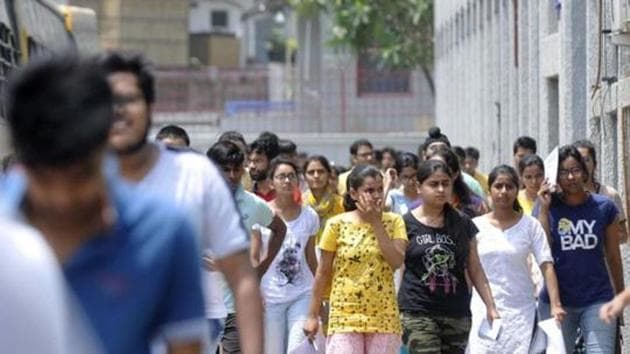 Candidates and parents in Uttar Pradesh expressed their concern on Monday regarding the holding of the JEE main exam amid the pandemic.(HT file)