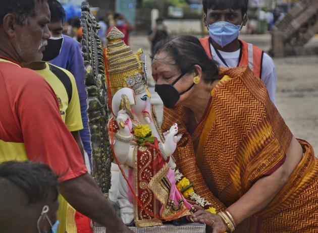 Lord Ganesha bid adieu by devotees on the last day of Ganpati Visarjan at Juhu Beach in Mumbai. (Satyabrata Tripathy/ht )