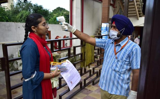 JEE Mains exam gets underway in Punjab, Chandigarh - Hindustan Times