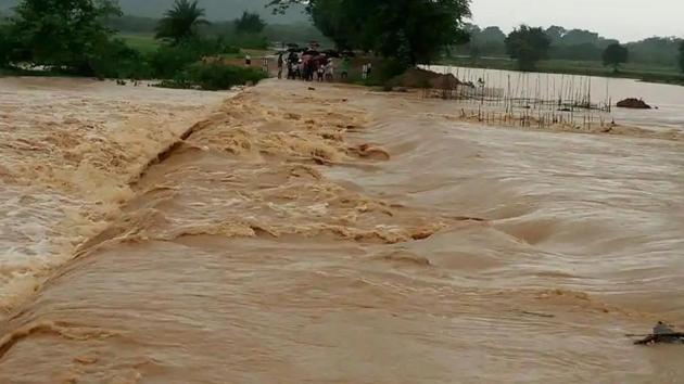 The floods in Odisha have left 17 people dead and over 10,000 houses damaged while affecting 1.4 million people in 20 districts. (HT Photo)