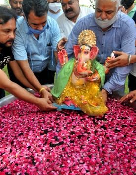 Visarjan of the idol of Ganesh was carried out from Sai Mandir sector 29 to Gaushala, Village Maloya Chandigarh. The visarjan was done inside a drum of water in Gaushala premises on Tuesday, 01 September 2020. (Ravi Kumar/Hindustan Times)