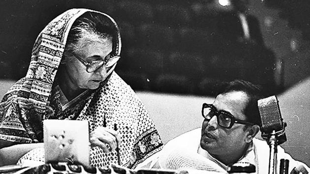 Pranab Mukherjee in a discussion with former prime minister Indira Gandhi in 1983. (KK Chawla/HT Archive) Pranab Mukherjee in a discussion with former prime minister Indira Gandhi in 1983. (KK Chawla/HT Archive)