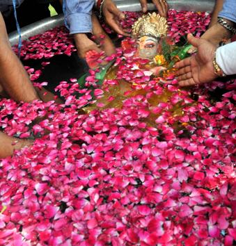 Lord Ganesha immersed in a drum of water on Ganpati Visarjan day. (Ravi Kumar/Hindustan Times)