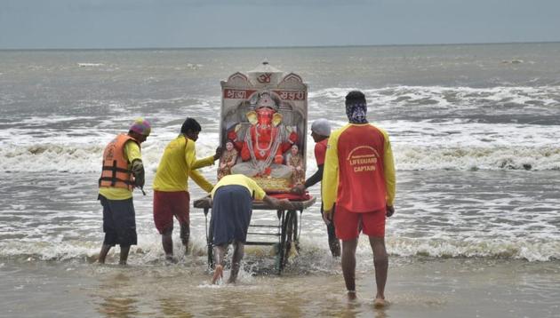 Devotees bid Lord Ganesha farewell on Visarjan day in Mumbai on September 1.(Satyabrata Tripathy/HT)