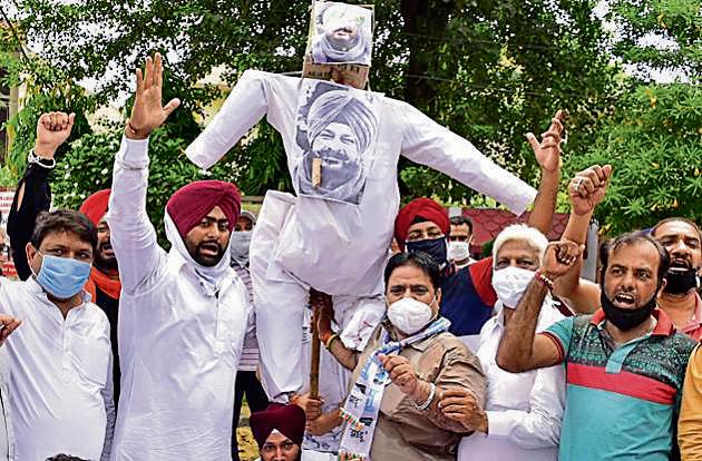 Aam Aadmi Party workers protesting against CM Captain Amarinder Singh and social welfare minister Sadhu Singh Dharamsot outside additional deputy commissioner’s office in Amritsar on Tuesday. (Sameer Sehgal/ HT) Aam Aadmi Party workers protesting against CM Captain Amarinder Singh and social welfare minister Sadhu Singh Dharamsot outside additional deputy commissioner’s office in Amritsar on Tuesday. (Sameer Sehgal/ HT)