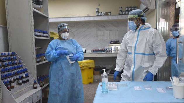 Health worker work with collected samples for coronavirus testing after a swab sample collection at Nehru Homoeopathic Medical College and Hospital at Defence Colony in New Delhi.(Sonu Mehta/HT PHOTO) Health worker work with collected samples for coronavirus testing after a swab sample collection at Nehru Homoeopathic Medical College and Hospital at Defence Colony in New Delhi.(Sonu Mehta/HT PHOTO)