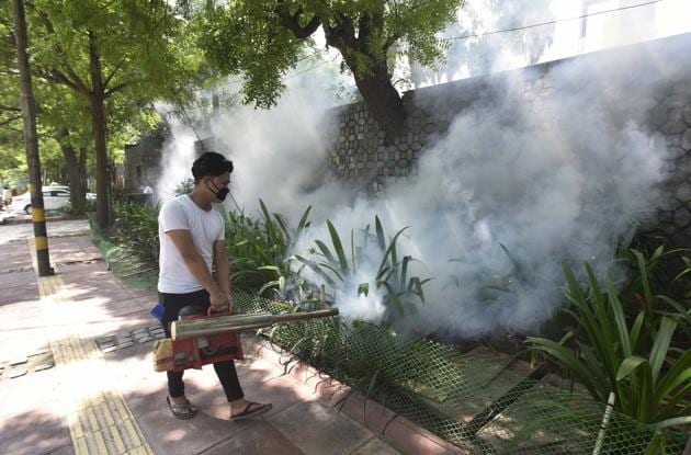 A MCD worker fumigating an area during the launch of a campaign on dengue, malaria and chikungunya prevention from Flagstaff road, in New Delhi.(Sonu Mehta/HT PHOTO)