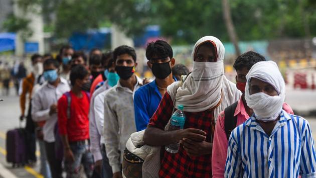 Migrant workers arriving from other states wait their turns for rapid antigen tests for COVID-19 at Anand Vihar bus terminal in New Delhi.(Amal KS/HT PHOTO) Migrant workers arriving from other states wait their turns for rapid antigen tests for COVID-19 at Anand Vihar bus terminal in New Delhi.(Amal KS/HT PHOTO)