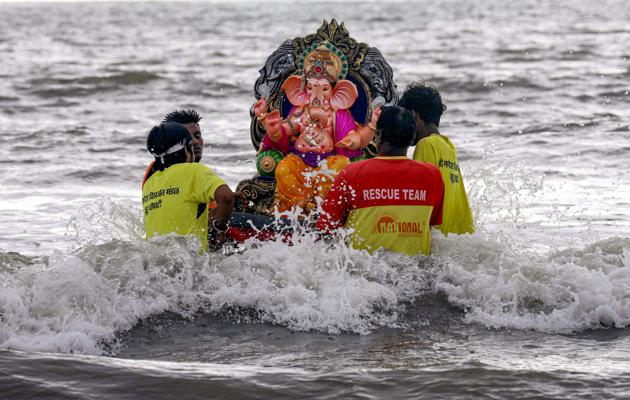 Mumbai: Volunteers carry an idol of Lord Ganesha for immersion in the Arabian sea, during the Ganesh Chaturthi celebrations, at Juhu Beach in Mumbai, Tuesday, Sept. 1, 2020. (PTI Photo)(PTI01-09-2020_000253B) (PTI)