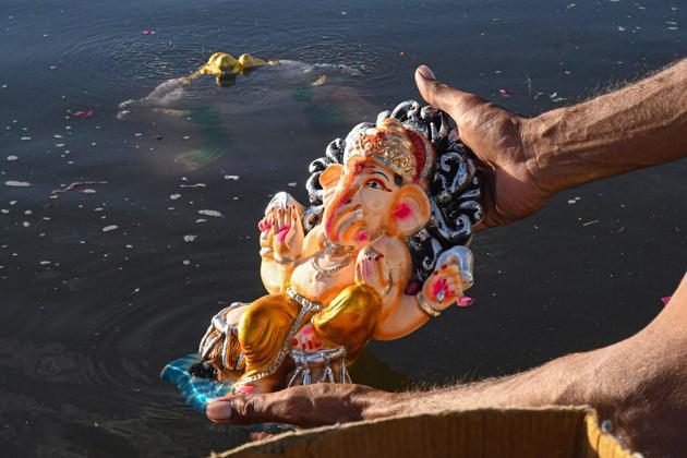 Bhopal: A devotee immerses an idol of Lord Ganesh in a pond at the end of Ganesh Chaturhi celebrations in Bhopal, Monday, Aug 31, 2020. (PTI Photo) (PTI31-08-2020_000182A) (PTI)