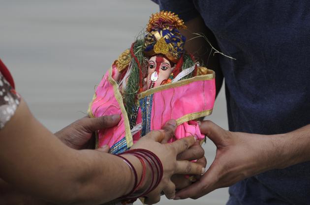 Noida, India - August 31, 2020: Devotees immersing an idol of the Hindu God Ganesha in the river Yamuna on the tenth day of Ganesh Chaturthi festiva, in Noida, India, on Monday, August 31, 2020. (Photo by Sunil Ghosh / Hindustan Times)