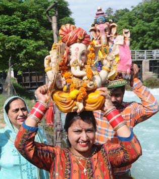 Patiala, India-August 31, 2020: Devotees carry idols of Lord Ganesha before immersing them in the Bhakra Canal during Ganesh Chaturthi celebrations in Patiala, Punjab, India on Monday, August 31, 2020. (Photo by Bharat Bhushan / Hindustan Times)