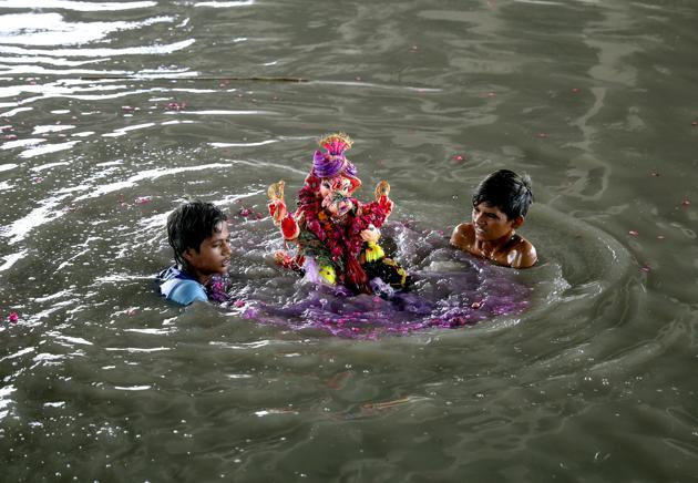 New Delhi, Sept 01 (ANI): Volunteers immerse Lord Ganesha's idol on the Tenth day of Ganesh Chaturthi festival on the banks of river Yamuna amid the coronavirus outbreak, in New Delhi on Tuesday. (ANI Photo) (ANI)