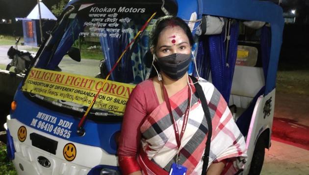 Munmun Sarkar has been ferrying Covid-19 patients to hospitals and their homes for free. (HT PHOTO) Munmun Sarkar has been ferrying Covid-19 patients to hospitals and their homes for free. (HT PHOTO)