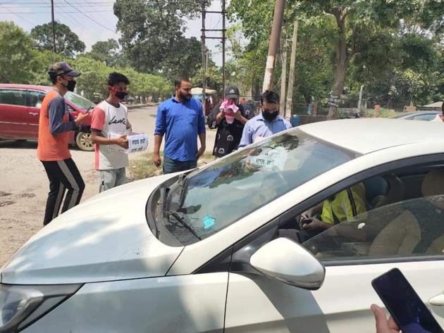 Members of Azad Yuva Shakti Sangh ‘begging’ for alms in Ludhiana on Wednesday. (HT photo) Members of Azad Yuva Shakti Sangh ‘begging’ for alms in Ludhiana on Wednesday. (HT photo)