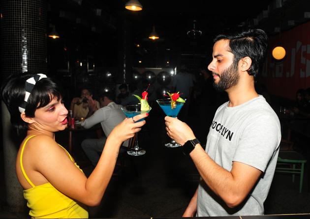 Young people clink cocktail glasses at Social in Chandigarh’s Sector 7 on Wednesday.(Ravi Kumar/Hindustan Times) Young people clink cocktail glasses at Social in Chandigarh’s Sector 7 on Wednesday.(Ravi Kumar/Hindustan Times)