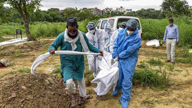 Relatives perform last rites of a family member who died of Covid-19 in New Delhi on August 30. Delhi recorded 19 new deaths due to the infection on September 2, taking the total fatalities in the city to 4,481. (Manvender Vashist / PTI) Relatives perform last rites of a family member who died of Covid-19 in New Delhi on August 30. Delhi recorded 19 new deaths due to the infection on September 2, taking the total fatalities in the city to 4,481. (Manvender Vashist / PTI)