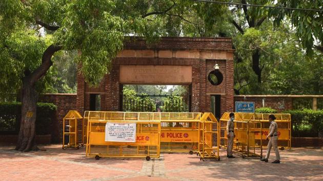 Out of the 353, 918 applications for undergraduate courses this year, at least 285,128 are from CBSE schools. (Sanchit Khanna/HT photo) Out of the 353, 918 applications for undergraduate courses this year, at least 285,128 are from CBSE schools. (Sanchit Khanna/HT photo)