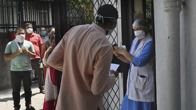 A health worker explains the working of an oximeter to a coronavirus patient to monitor his oxygen level in New Delhi on September 1, 2020. This third round of the survey will be conducted between September 1 and 7. (Manish Swarup / AP) A health worker explains the working of an oximeter to a coronavirus patient to monitor his oxygen level in New Delhi on September 1, 2020. This third round of the survey will be conducted between September 1 and 7. (Manish Swarup / AP)