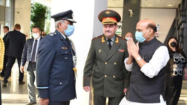 A video and photos of the interaction have also been shared on Twitter.(Twitter/@DefenceMinIndia) A video and photos of the interaction have also been shared on Twitter.(Twitter/@DefenceMinIndia)
